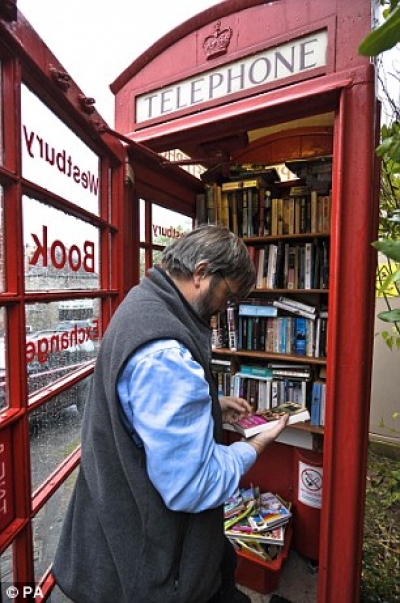 bibliobus u telefonskoj govornici